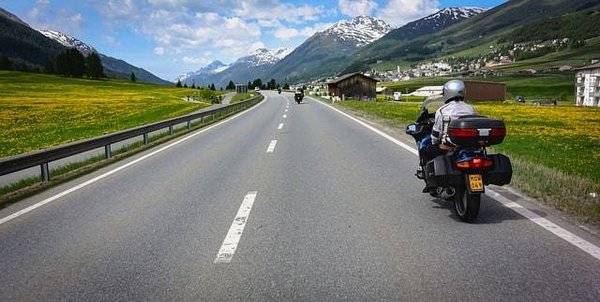 Conseils essentiels pour les motards en voyage : Préparation et destinations incontournables