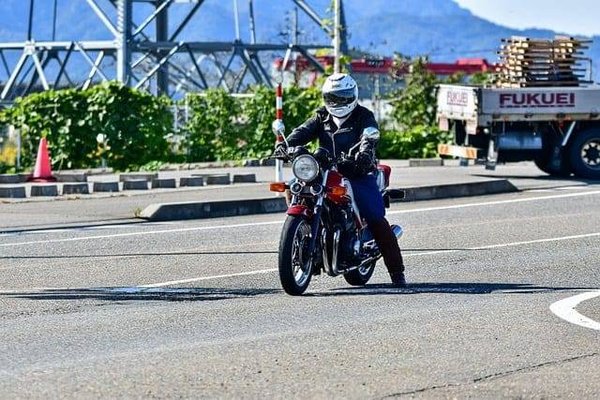 Équipement Essentiel pour Motards: Les Meilleurs Accessoires pour le Tourisme à Moto